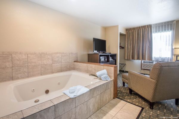 Quality Inn and Suites Decorah